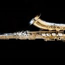 tenor-de-saxophone-instrument-classique-pour-les-bois-jazz-bleus-classiques-musique-saxophone-sur-un-fond-noir-surfac-noir-de-88212195